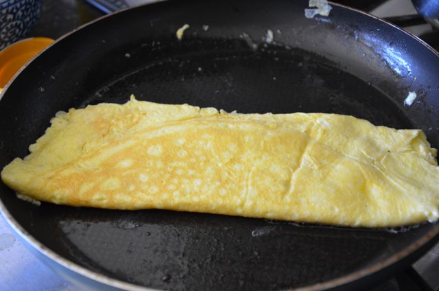 egg omelete or jidan for kimbap folded in pan