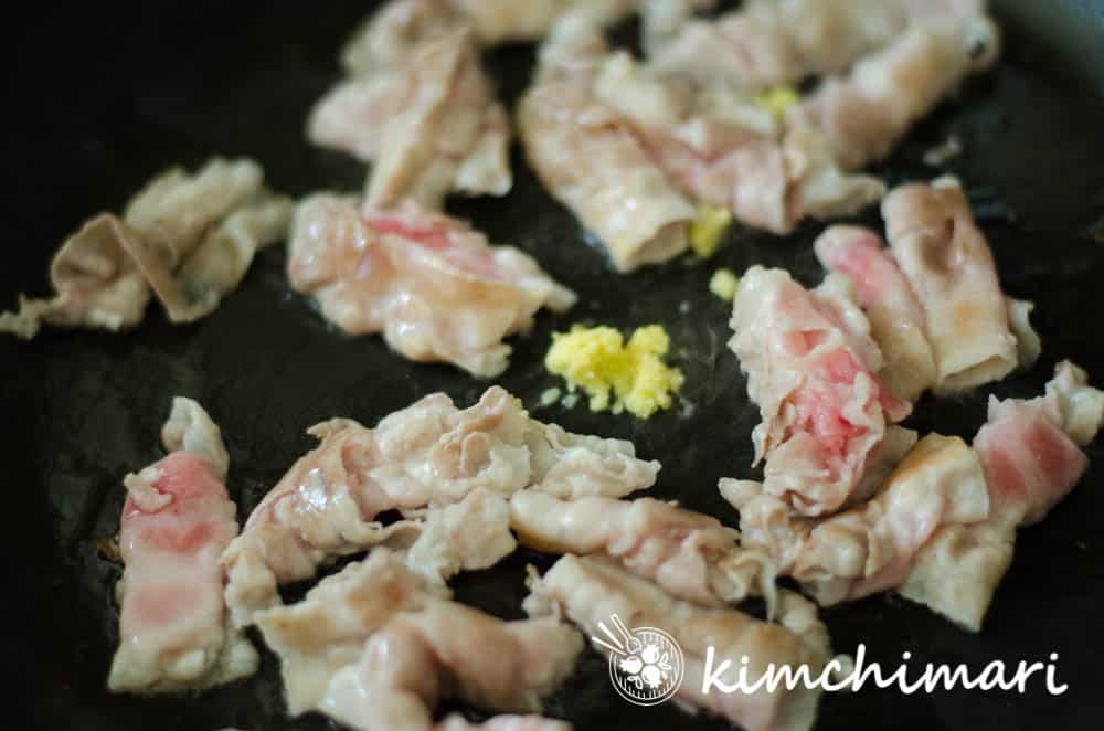 sauteeing ginger and samygeopsal in frying pan