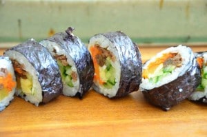 cutting kimbap rolls