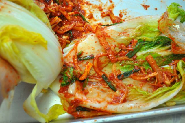 Insert stuffing to cabbage Kimchi