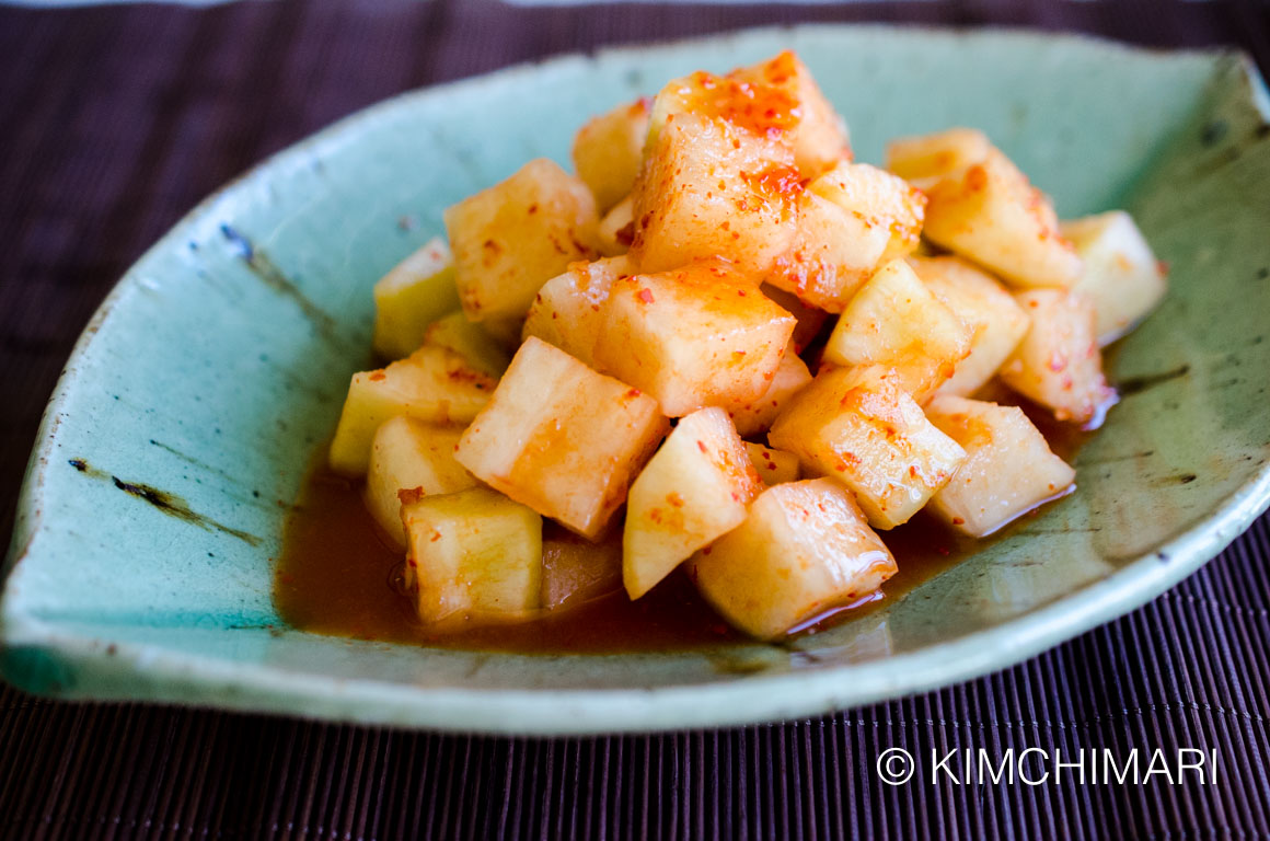 Kkakdugi fully ripe - plated on leaf shaped green dish