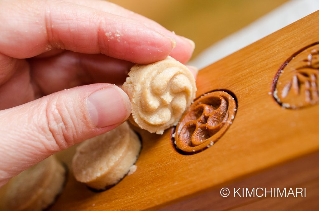 lifting sesame tea cookie from dasik mold