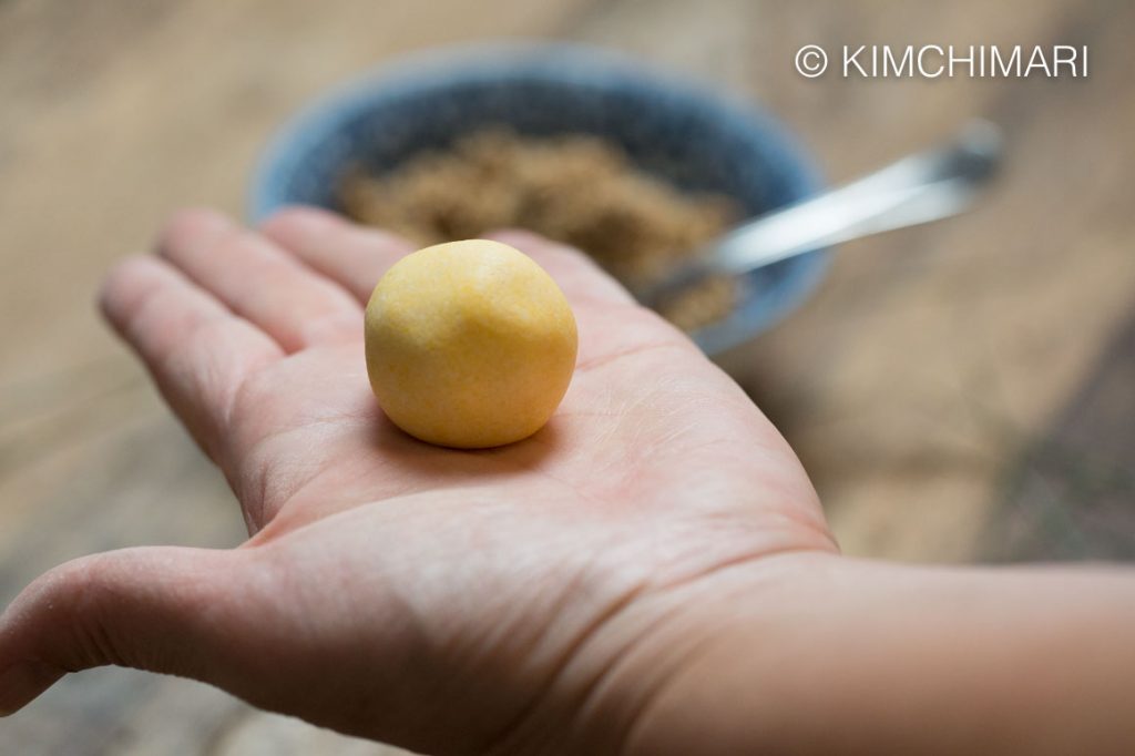 Making Songpyeon Ball