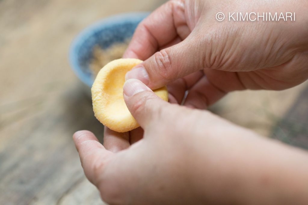 Making Songpyeon cup