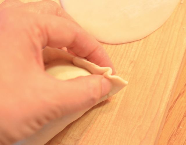 putting pleats into mandu edges