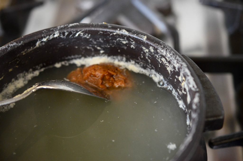 Mixing Deonjang in rice water