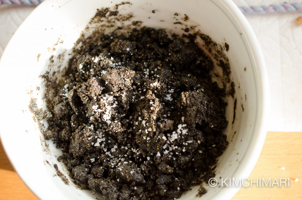 salt sprinkled to ground sesame for tea cookie