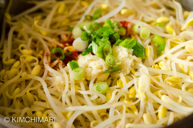 seasoning cooked kongnamul with green onions added