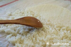 shows separating steamed rice with wooden spatula