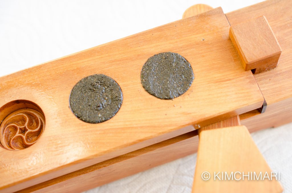 sesame tea cookie pressed in dasik pan mold